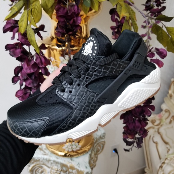 Nike Air Huarache Run Premium Women's Shoes - Picture 3 of 8